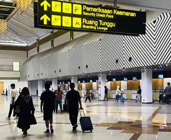 Kami menyediakan layanan airport transfer atau antar jemput Bandara Internasional Juanda Surabaya ke seluruh kota di Jawa Timur, Bali, Jawa Tengah, Yogyakarta (DIY), Jawa Barat, DKI Jakarta, Banten, sewa dan carter mobil Toyota Avanza 5 seater, Toyota Innova 6 seater, Toyota Hiace 14 seater.