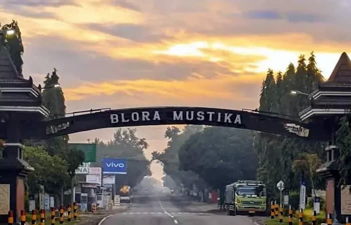 Kami menyediakan layanan airport transfer atau antar jemput Bandara Internasional Juanda Surabaya ke seluruh kota di Jawa Timur, Bali, Jawa Tengah, Yogyakarta (DIY), Jawa Barat, DKI Jakarta, Banten, sewa dan carter mobil Toyota Avanza 5 seater, Toyota Innova 6 seater, Toyota Hiace 14 seater.