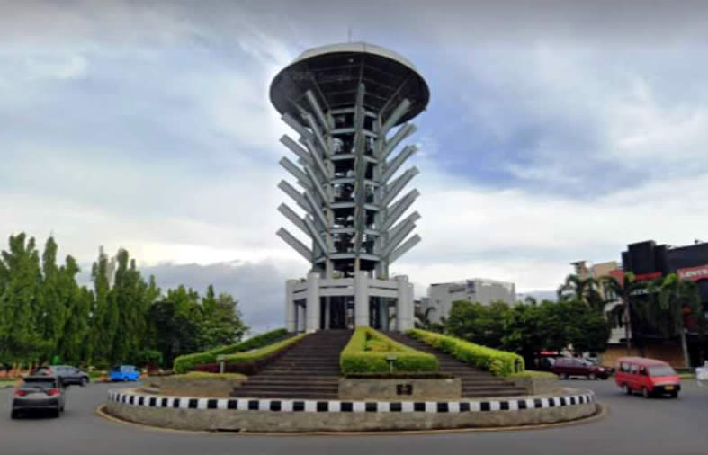 Kami menyediakan layanan airport transfer atau antar jemput Bandara Internasional Juanda Surabaya ke seluruh kota di Jawa Timur, Bali, Jawa Tengah, Yogyakarta (DIY), Jawa Barat, DKI Jakarta, Banten, sewa dan carter mobil Toyota Avanza 5 seater, Toyota Innova 6 seater, Toyota Hiace 14 seater.